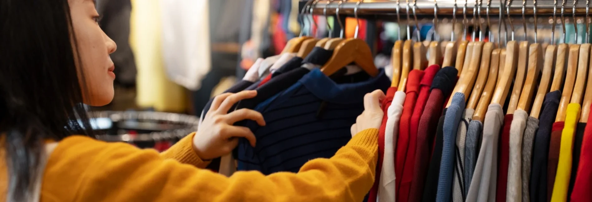 Demam 'Signal-Jamming Fashion': Mengapa Gen Z Jakarta Mulai Pakai Baju Berlapis Tembaga untuk Hindari Pemindaian AI?