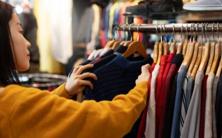 Demam 'Signal-Jamming Fashion': Mengapa Gen Z Jakarta Mulai Pakai Baju Berlapis Tembaga untuk Hindari Pemindaian AI?
