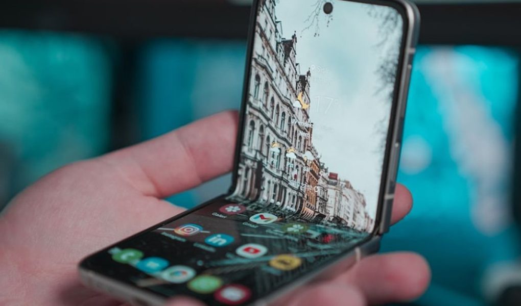 Selamat Tinggal HP Layar Lipat: Mengapa Warga Jakarta April 2026 Kini Lebih Suka Mengetik di Telapak Tangan Sendiri