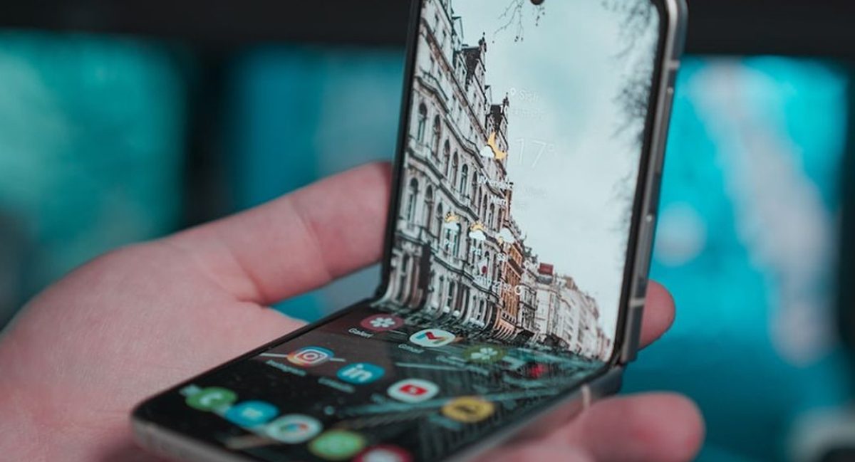 Selamat Tinggal HP Layar Lipat: Mengapa Warga Jakarta April 2026 Kini Lebih Suka Mengetik di Telapak Tangan Sendiri