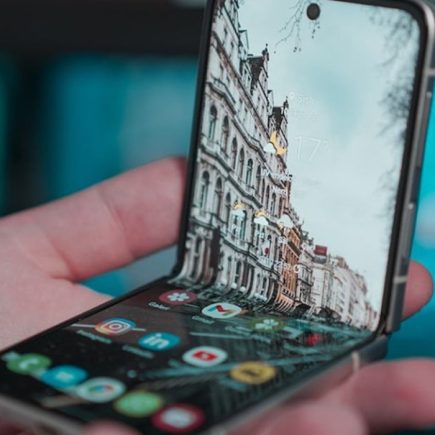 Selamat Tinggal HP Layar Lipat: Mengapa Warga Jakarta April 2026 Kini Lebih Suka Mengetik di Telapak Tangan Sendiri