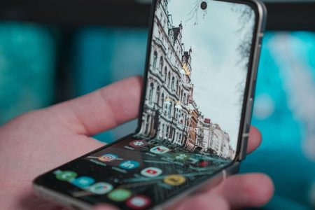 Selamat Tinggal HP Layar Lipat: Mengapa Warga Jakarta April 2026 Kini Lebih Suka Mengetik di Telapak Tangan Sendiri